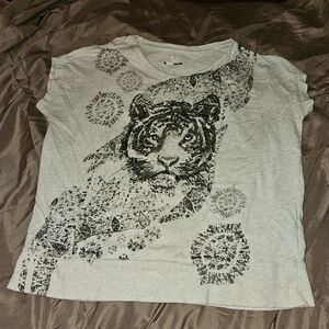 Womens, gently used tiger sweatshirt tshirt with front pockets size M